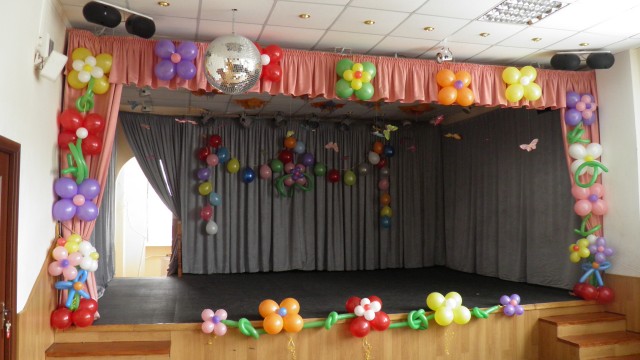 Оформление школы воздушными шарами на выпускной или последний звонок в Москве